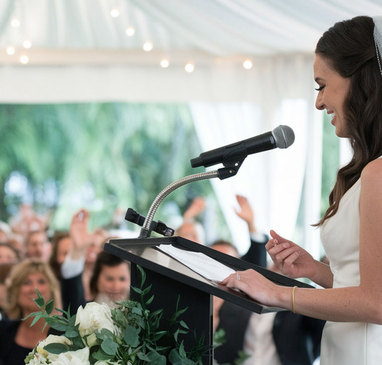 Une mariée pose pour la photos avec son bouquet